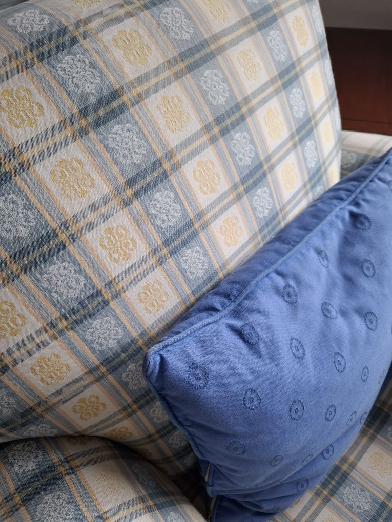 Poltronas clássicas estofadas. Muito bom estado.