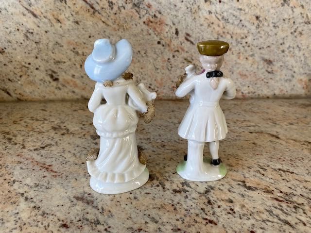 Par de estatuetas em porcelana