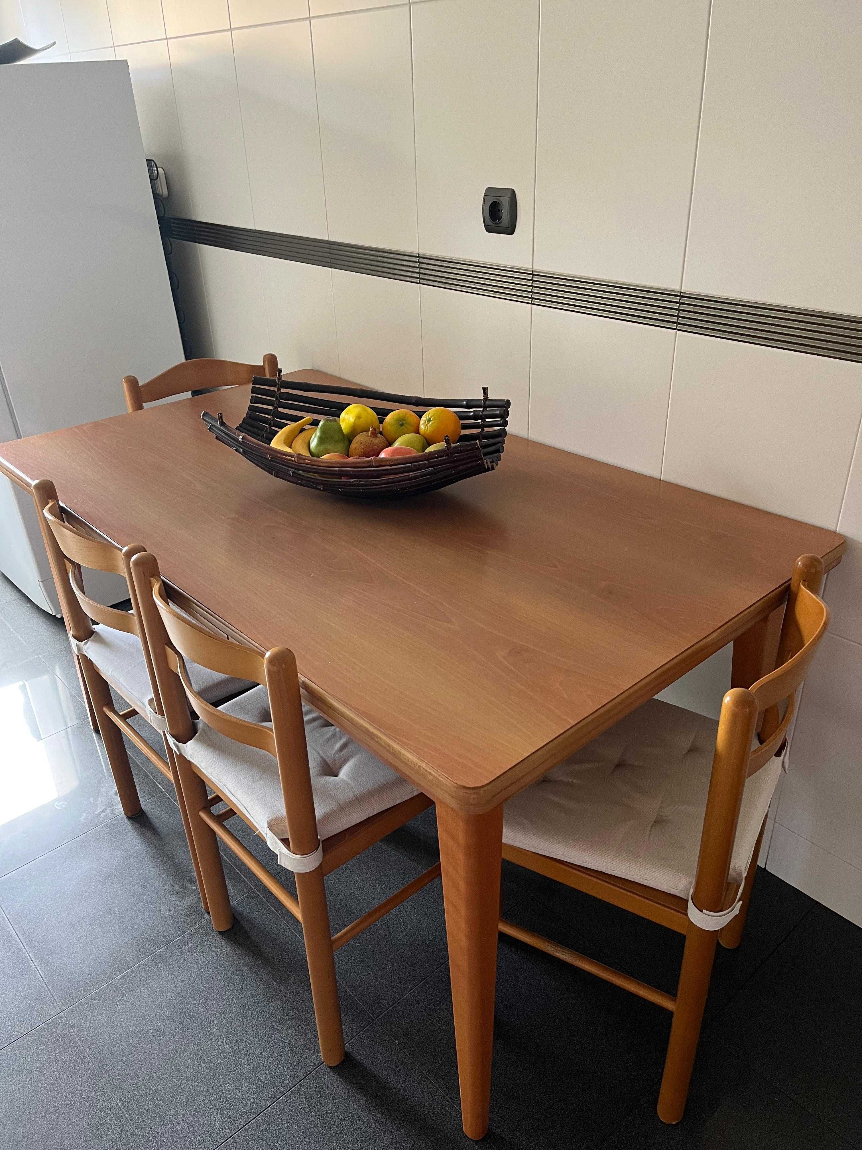 Mesa de cozinha com cadeiras