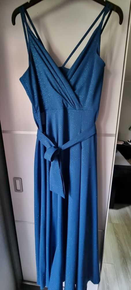 Piękna mieniącą się brokatowa sukienka wizytowa maxi wesele