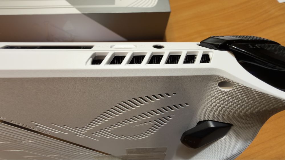 ASUS ROG Ally Z1 Extreme – 1TB SSD