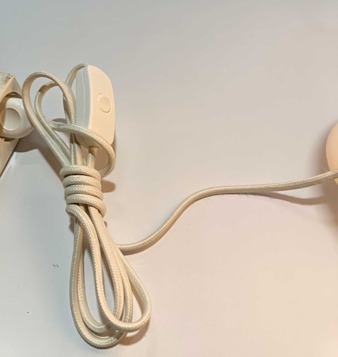 Candeeiro de mesa branco em vidro