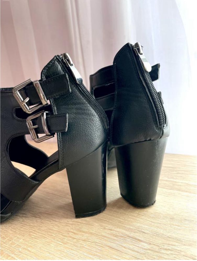Чорні шкіряні ботільйони ботінки чоботи черевики босоніжки жіночі