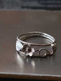 Stary srebrny pierścionek kwiatek