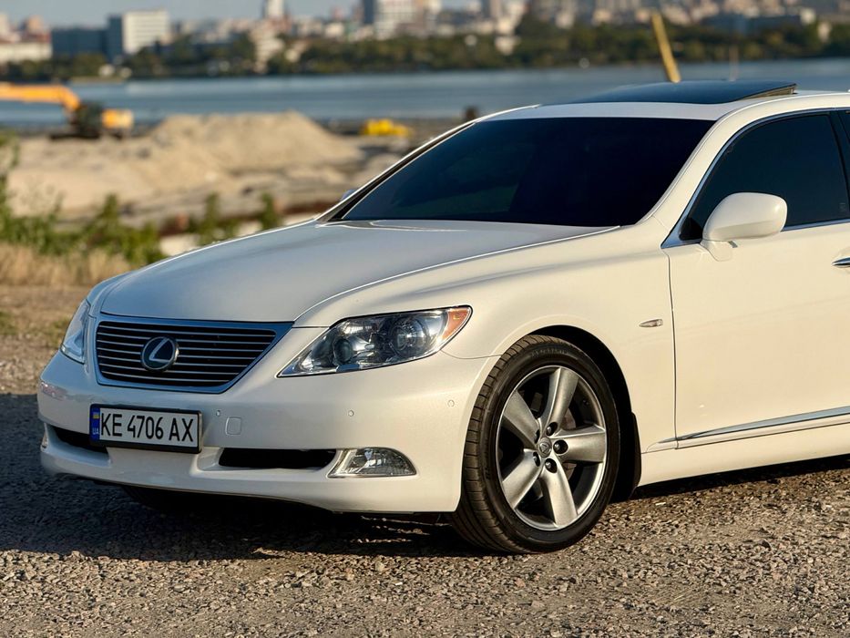Lexus LS ottoman