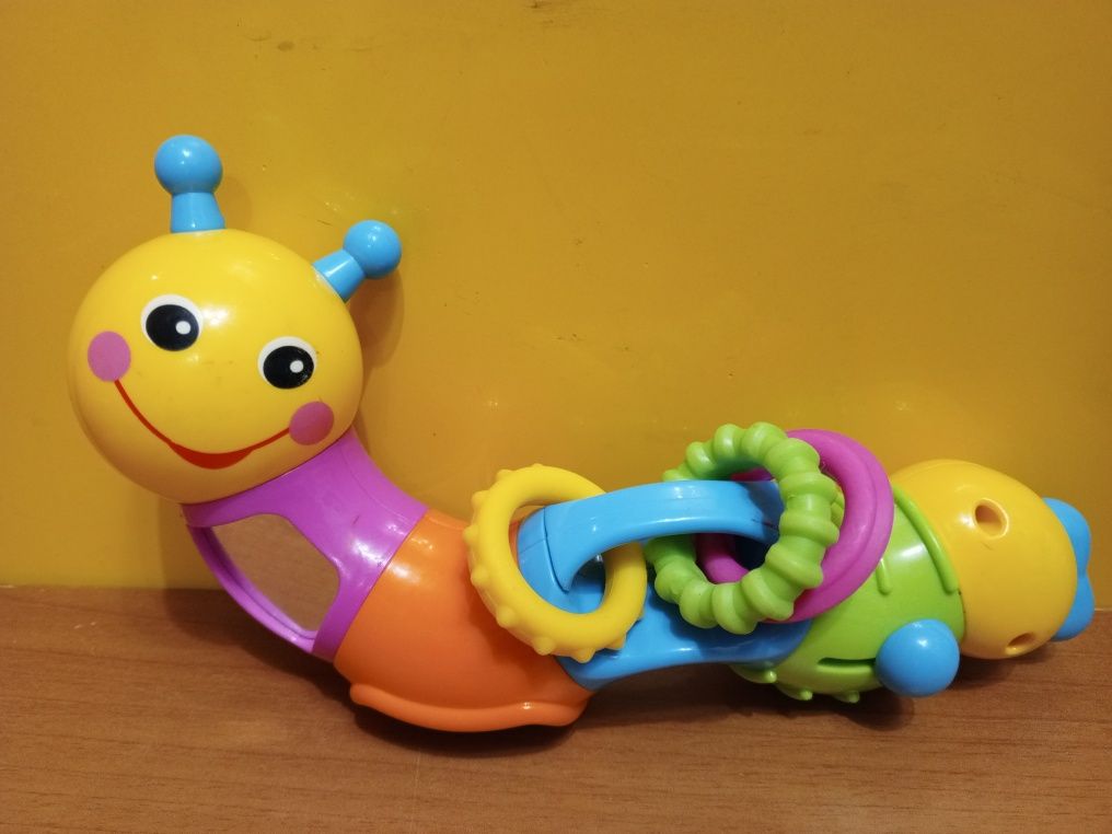Игрушка веселая гусеница.