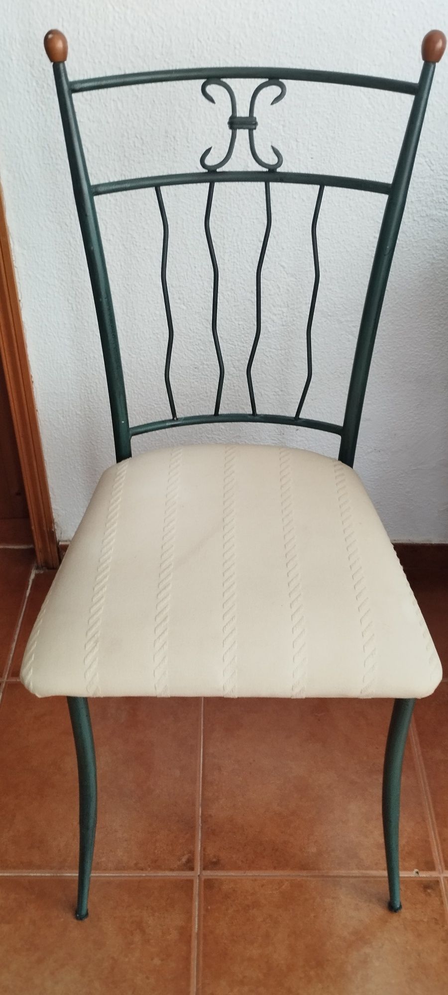 Mesa de jantar e 4 cadeiras
