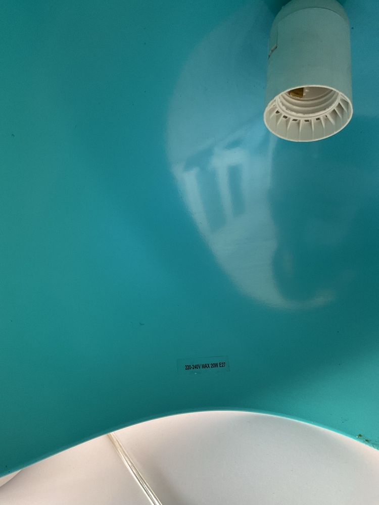 Lampa wisząca biała z niebieskim środkiem