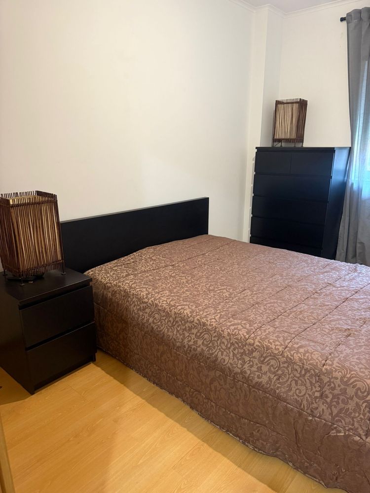Cama Ikea preta com colchão