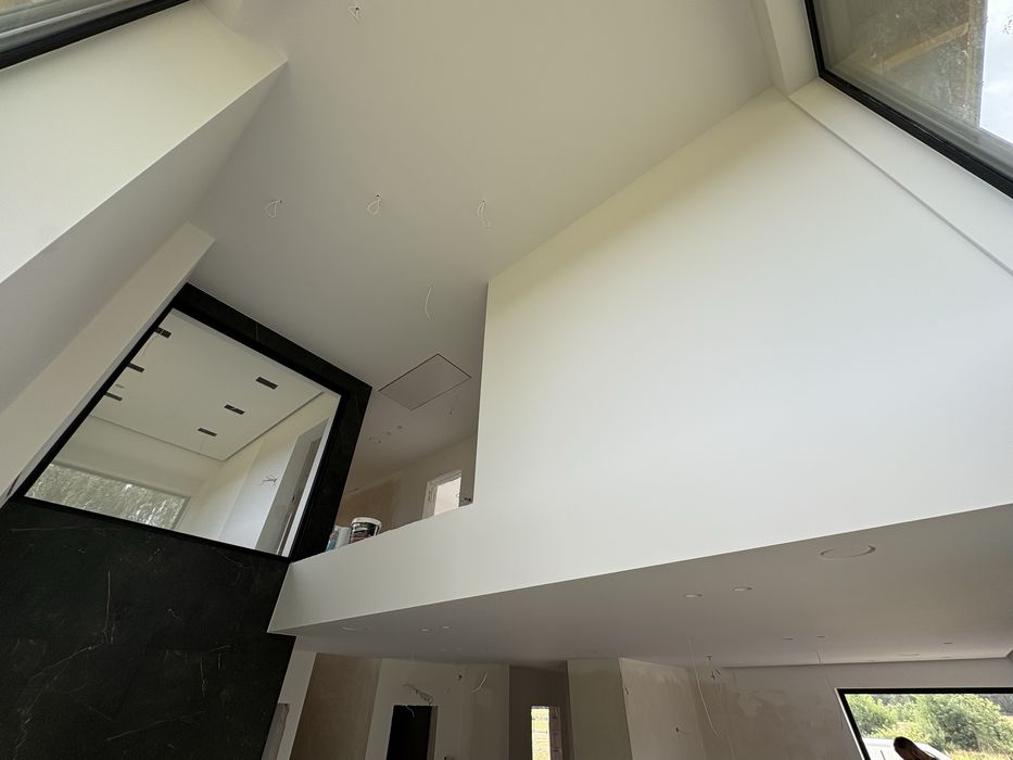 Gipsowanie i malowanie natryskowo. Sufity podwieszane, sucha zabudowa.