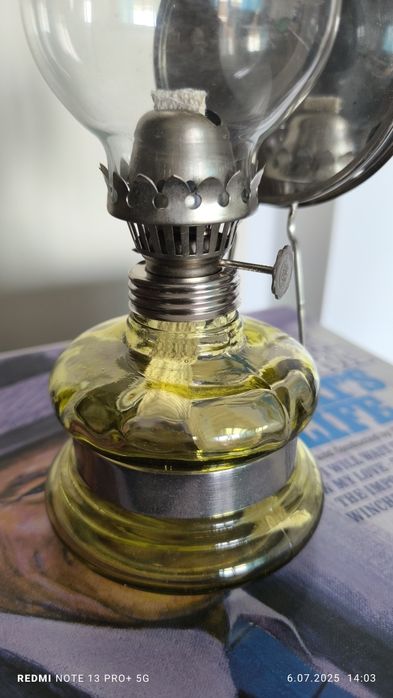 Lampy naftowe PRL 8" zielonkawożółte. Dwie sztuki. Dobrana para.