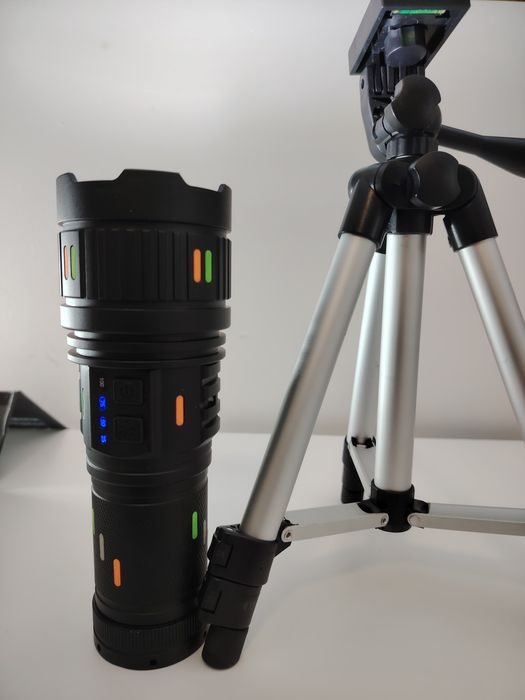 Lanterna tática altamente potente com tripé
