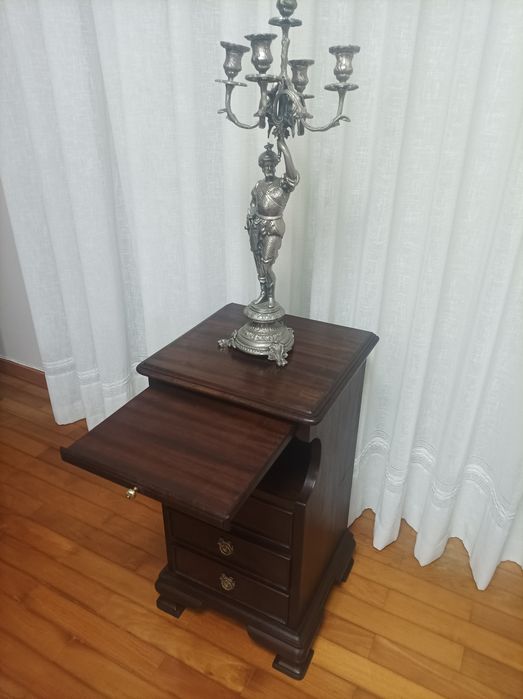 Móvel antigo de apoio restaurado estilo D Maria