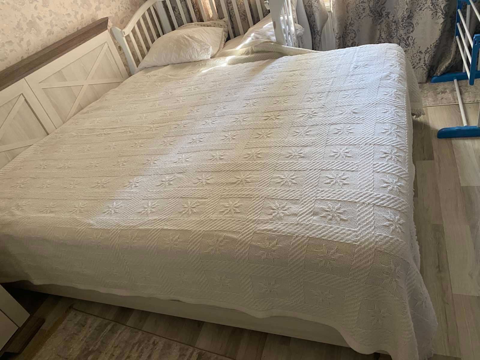 красивое белое покрывало на кровать