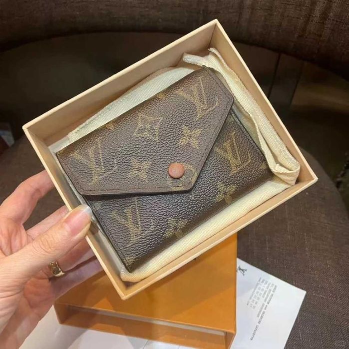 Louis Vuitton Victorine LV Monogram Mały Portfel Brązowa klamra
