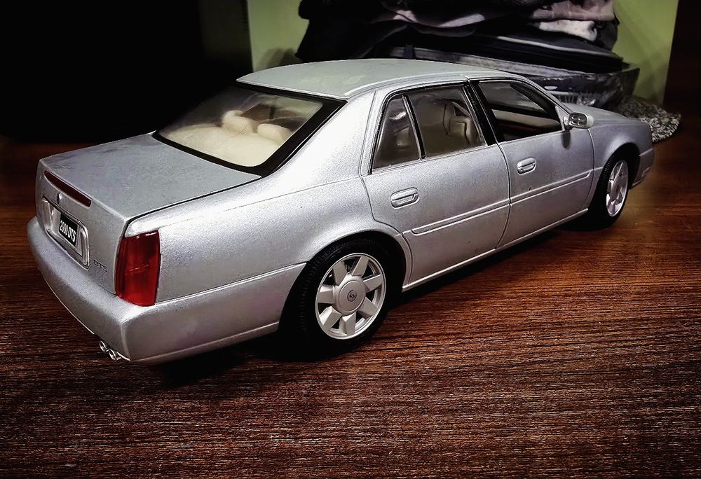 Cadillac DTS DeVille 1:18
