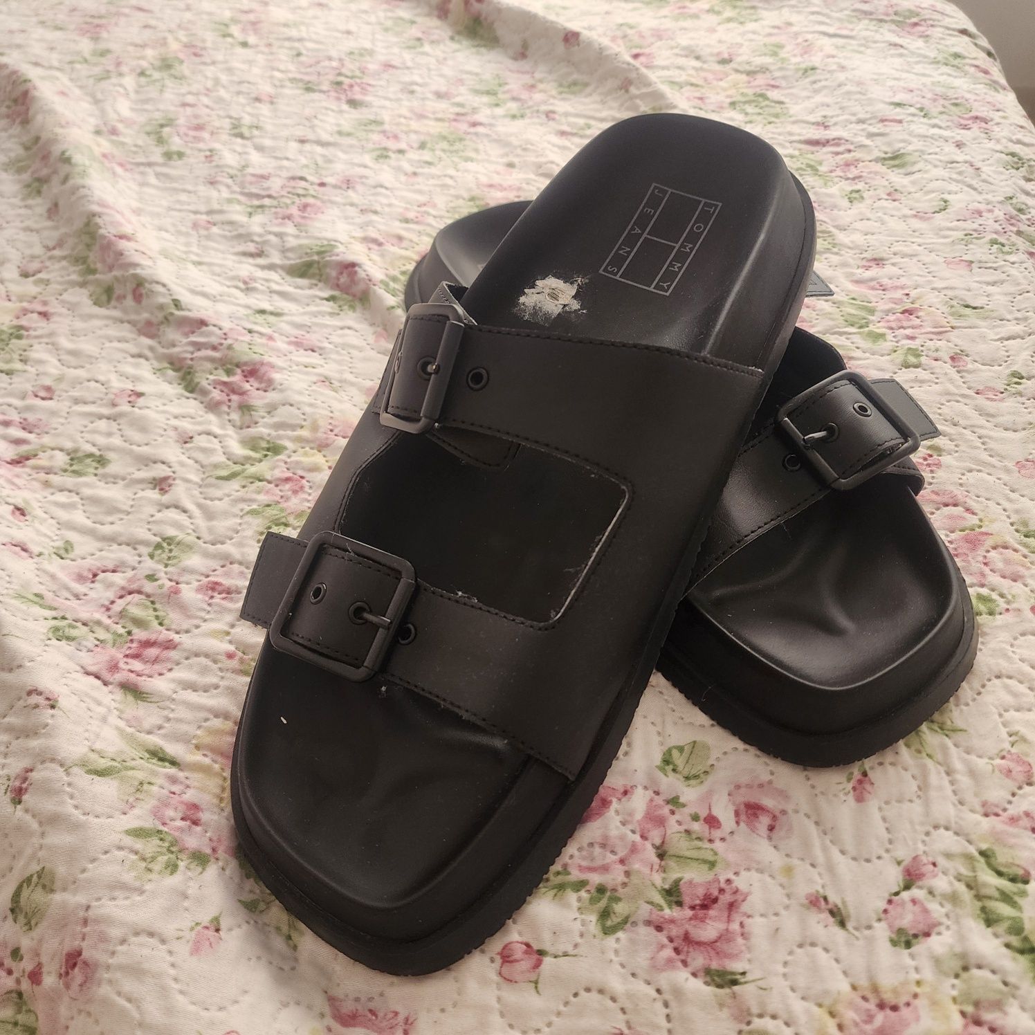 Продам 45 р Шлепанцы Tommy Jeans SANDAL
мужские цвет чёрный EM0EM01148
