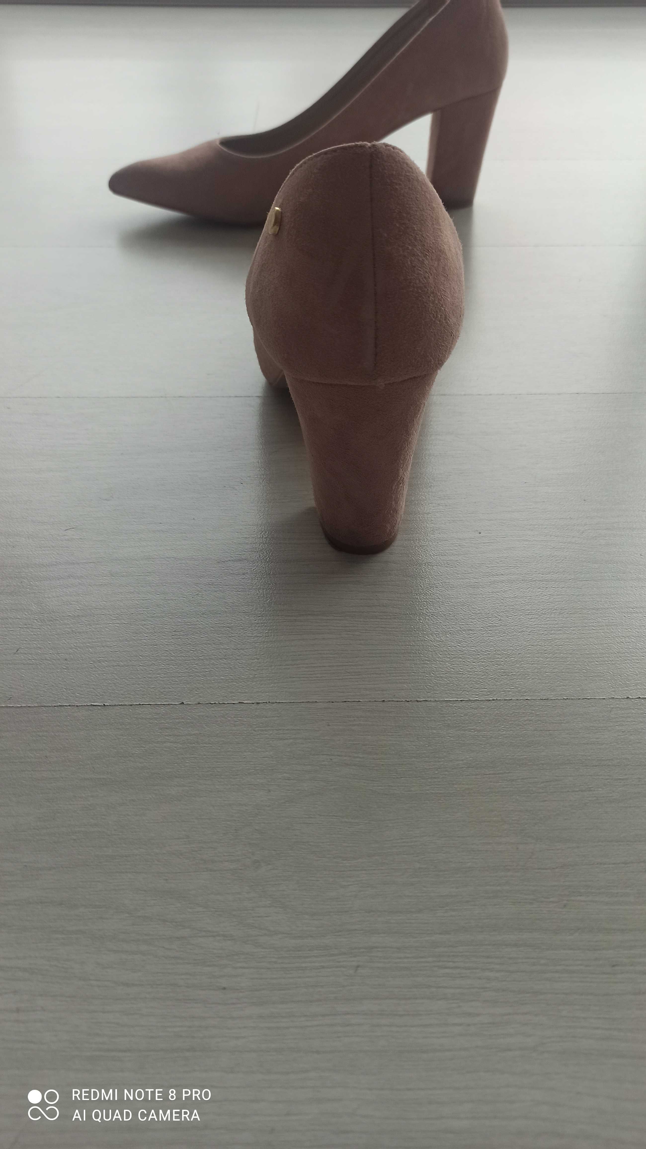 Vendo stiletto rosa claro tamanho 41