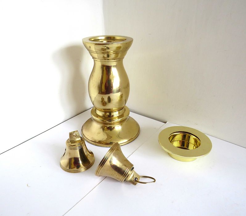 Mosiężny duży świecznik ,dwa dzwoneczki