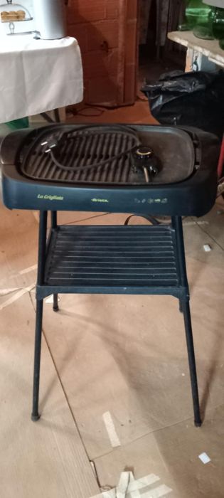 Grelhador elétrico com tripé