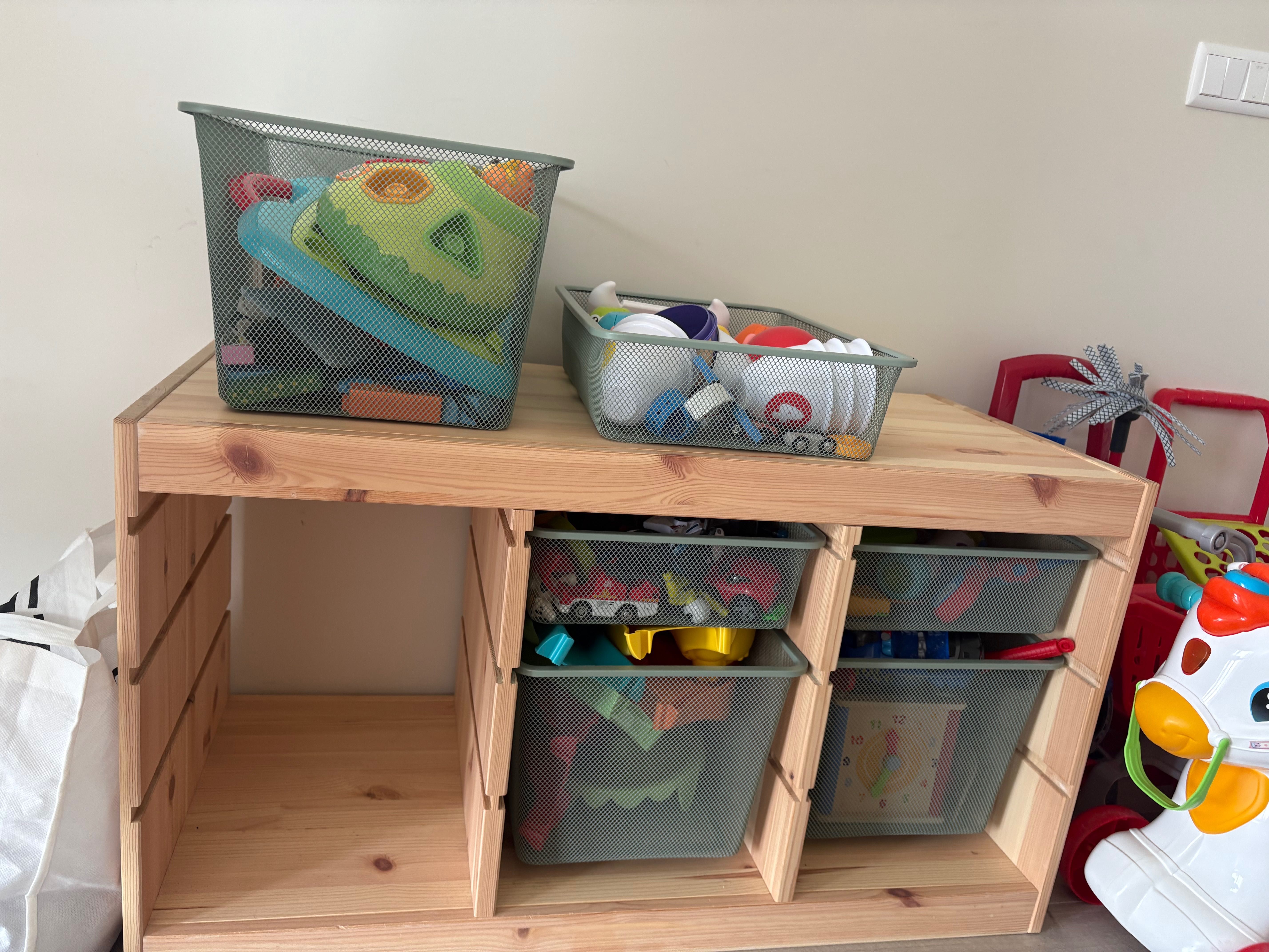 Móvel do ikea para arrumação de Pinho com caixas de arrumação