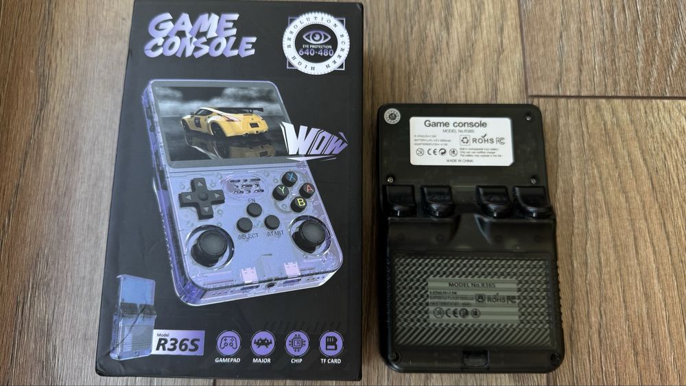 Konsola r36s nie nintendo z folia na wyświetlaczu