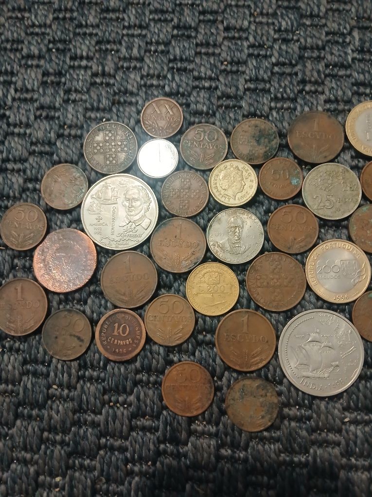 Moedas antigas muito bem estimadas.