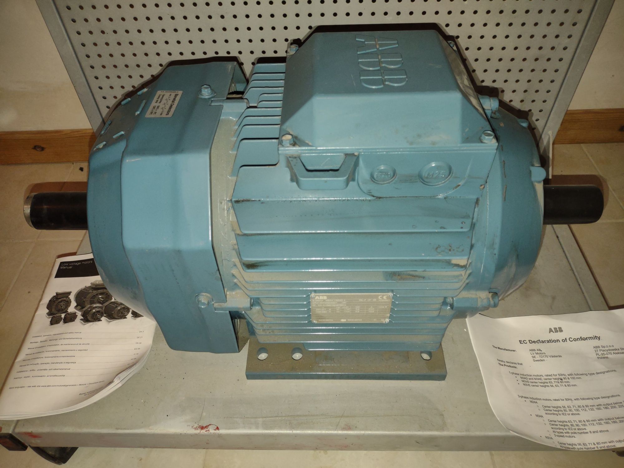 Motor elétrico ABB trifásico M2AA 132 Novo