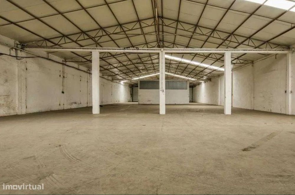 Alugo Armazém Com Cerca De 1000 M2