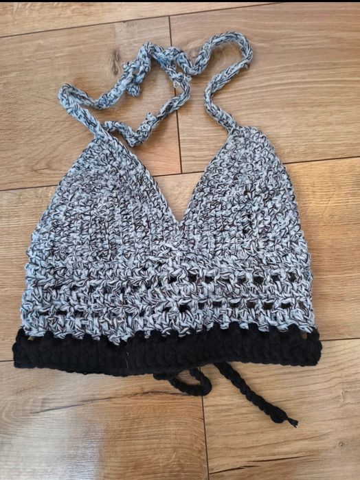 Crop top szydełkowany