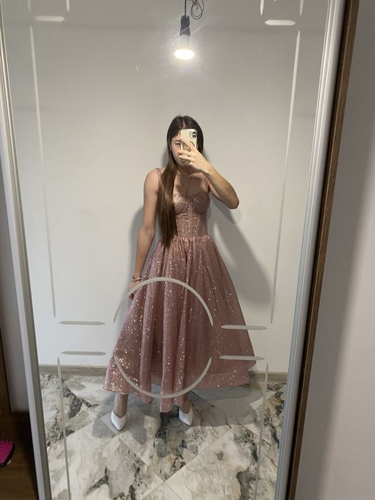 Випускна сукня рожевого кольору