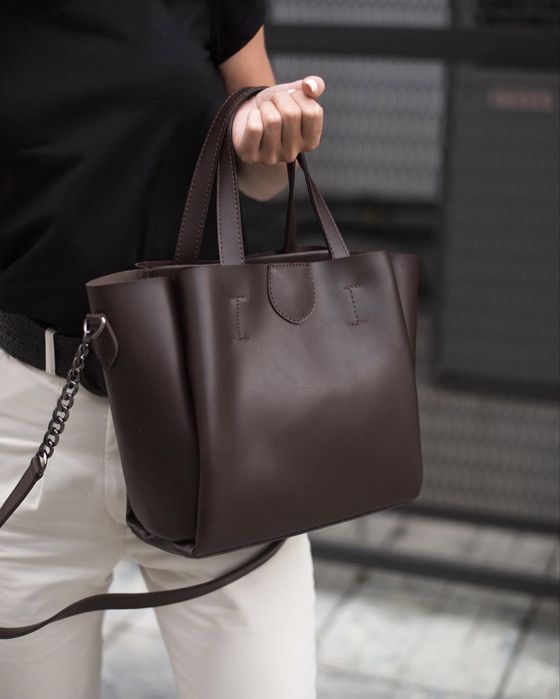 Сумка шоколадного кольору на плече