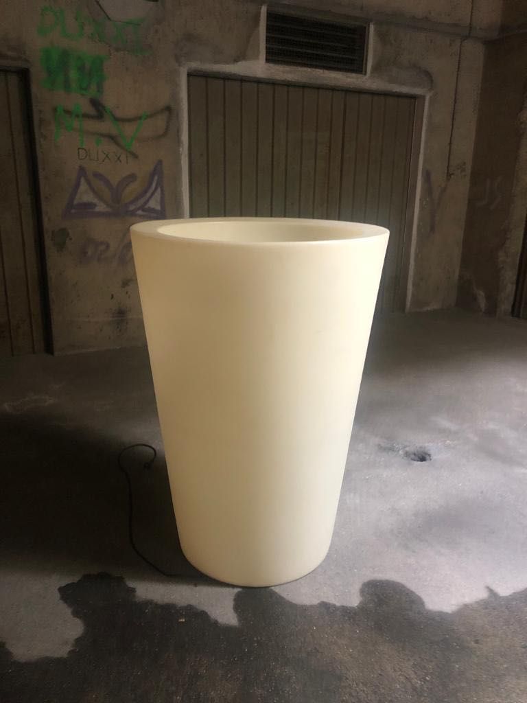 Vaso grande em fibra com iluminação