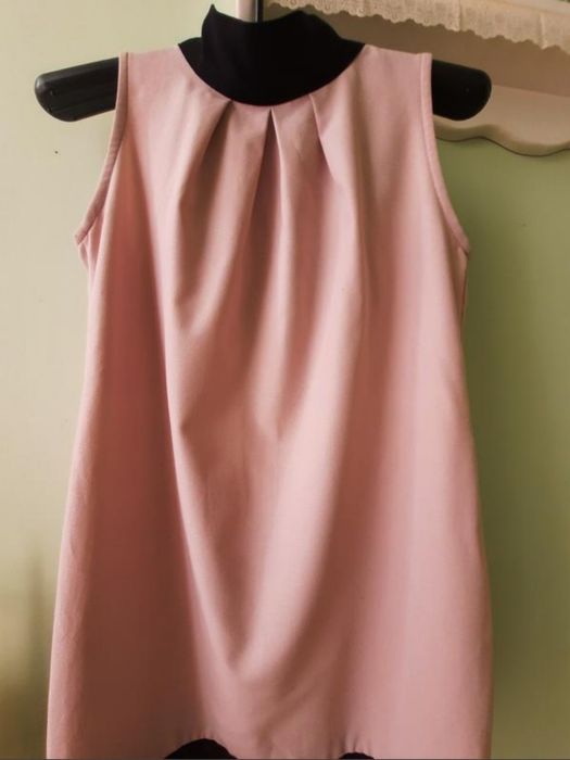 Рожева сукня з вирізом на спині