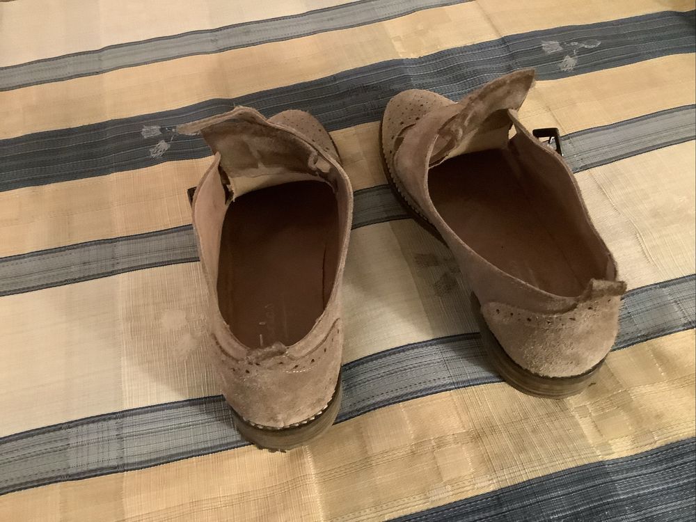Sapatos em camurça bege a apertar com fivela