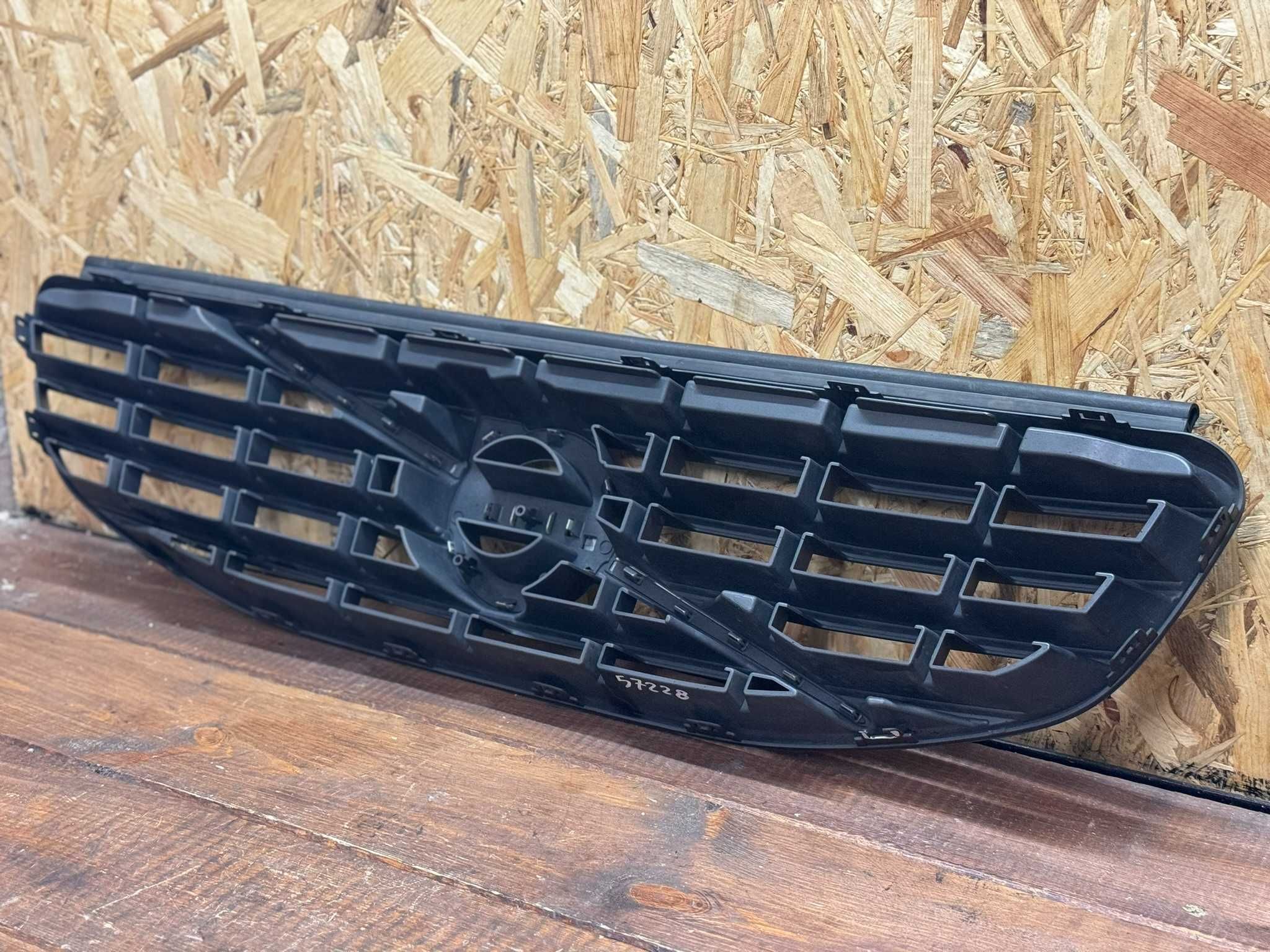 Oryginalny grill atrapa zderzaka chłodnicy Volvo XC60 I LIFT