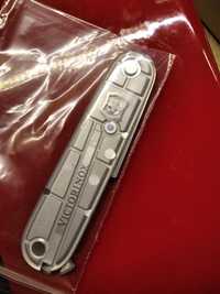 Okładki okładziny szare srebrne silvertech 91 Victorinox