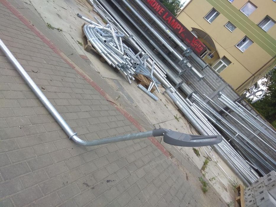 Słupy uliczne oświetleniowe