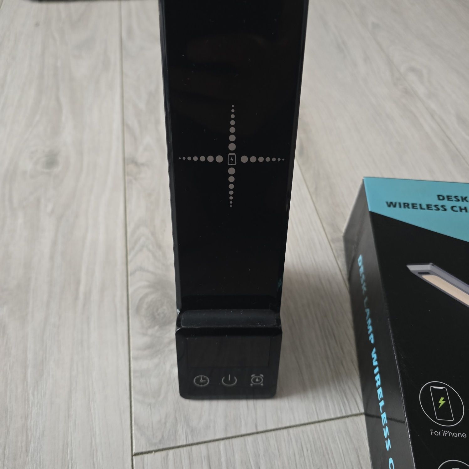 Lampka 5w1 z funkcją budzika oraz ładowarką bezprzewodową dla telefonu