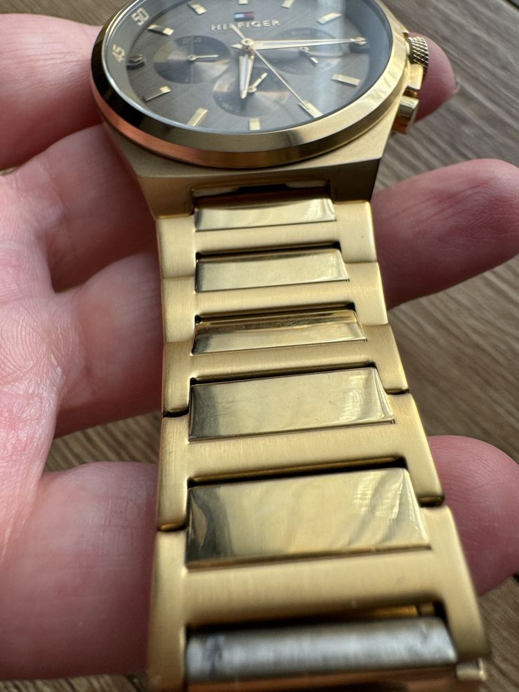 Zegarek analogowy Tommy Hilfiger oryginalny, złoty męski kwarcowy