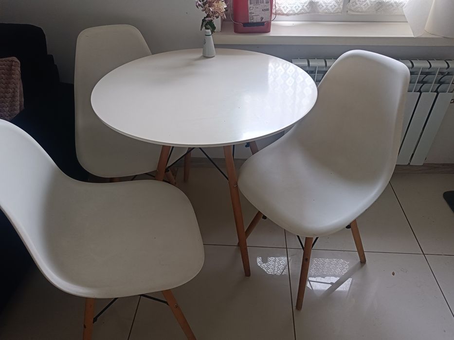 Stół kuchenny z krzesłami