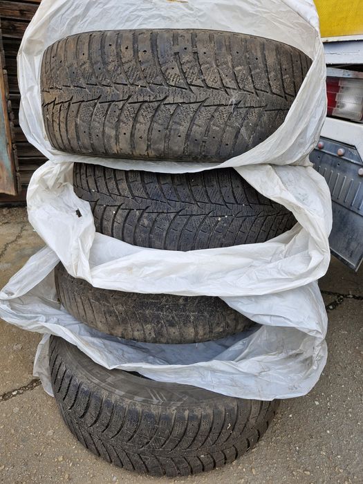 Продам зимнюю резину Laufenn 215/55 R17