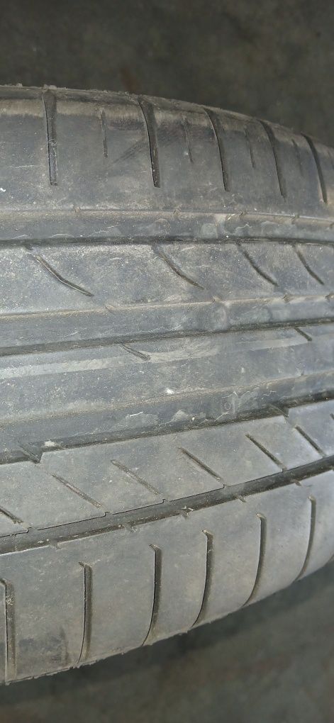 Pneus 215-45 R17 .