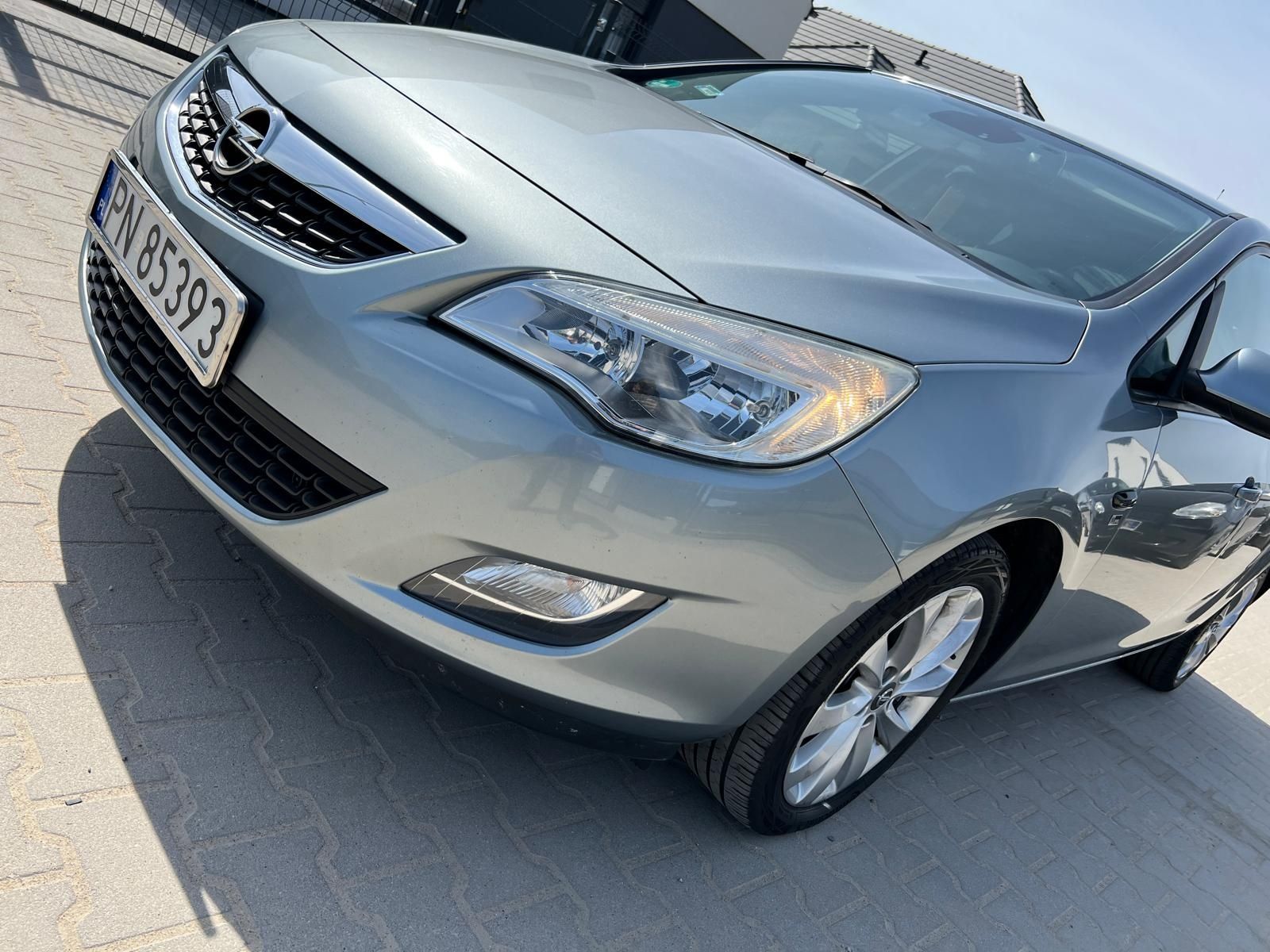 Opel astra j 2012 rok