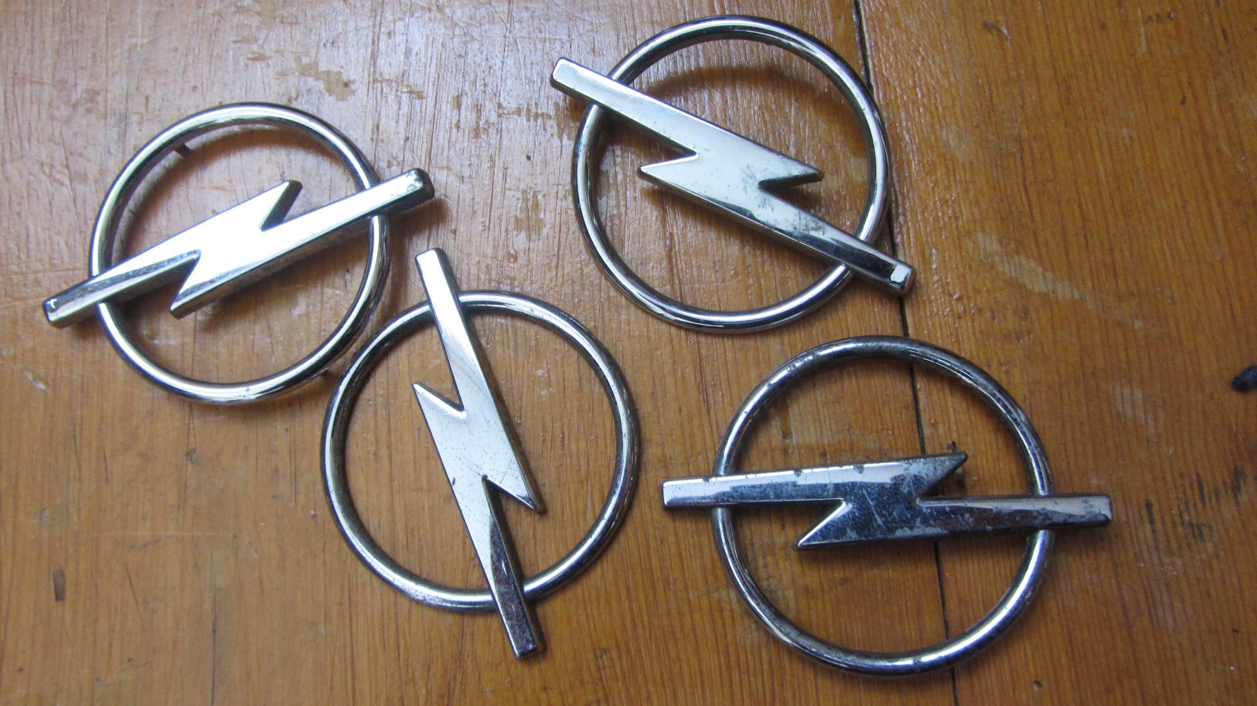 Комплект оригінальних логотипів ковпаків на диски Opel.