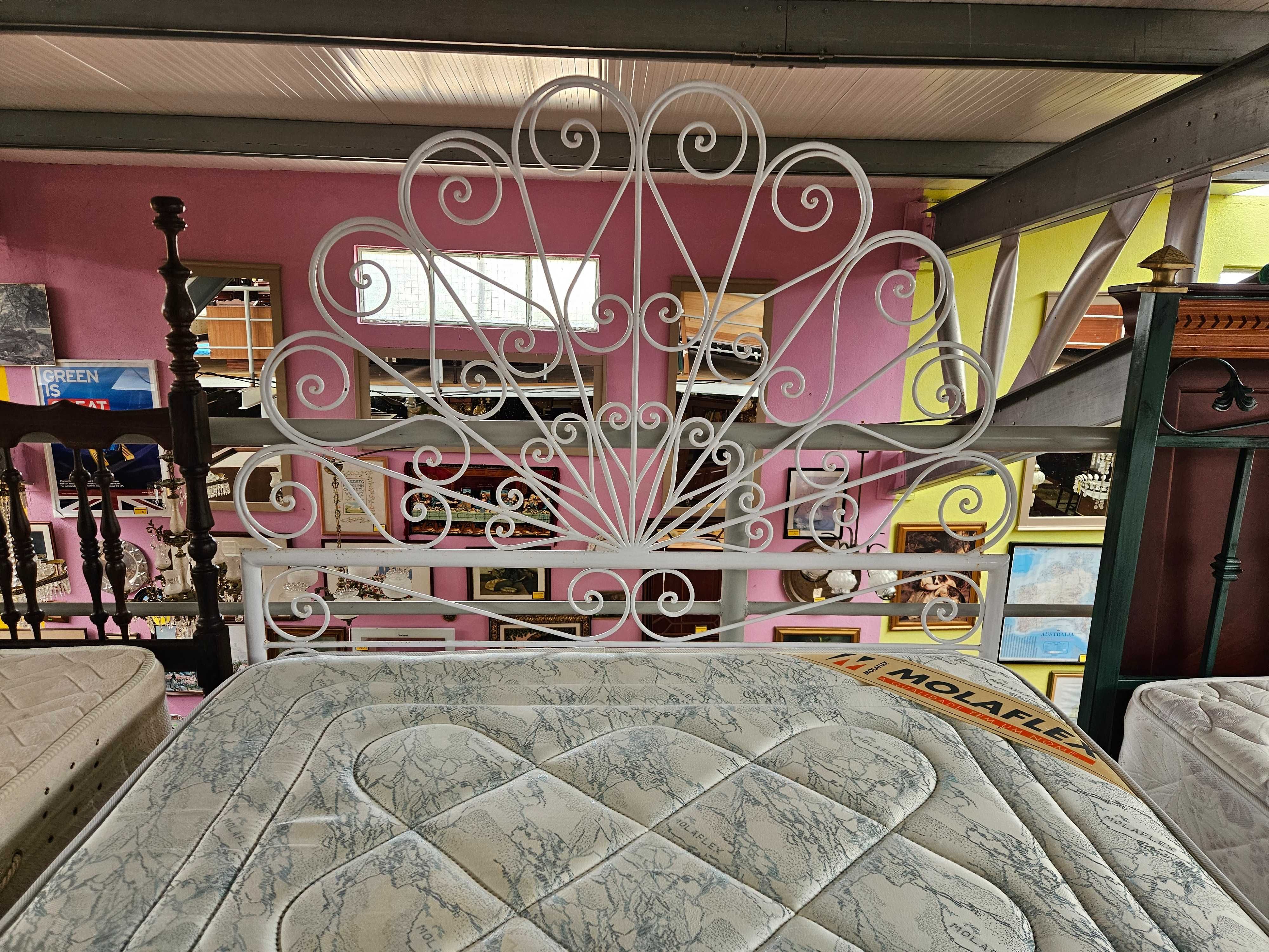 Cama em ferro com estrado e colchão - Bom estado geral