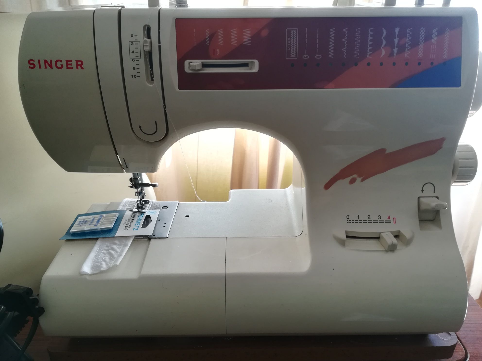 Máquina de costura elétrica singer com mesa