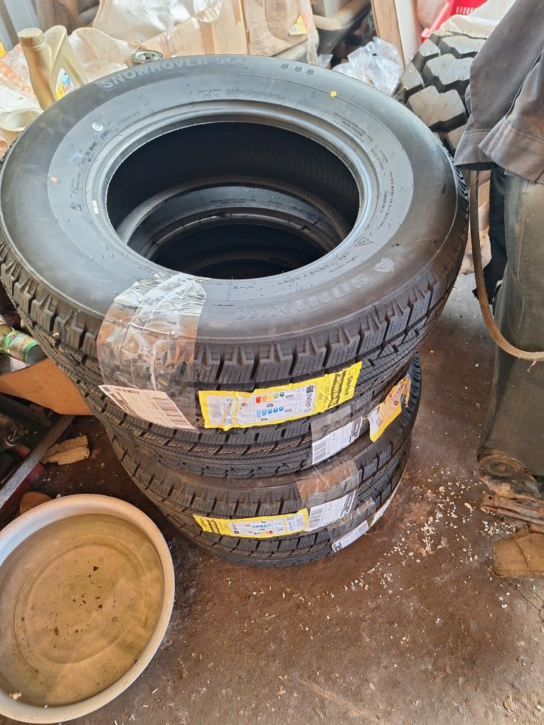 Зимова гума Sonix 235/70 R16