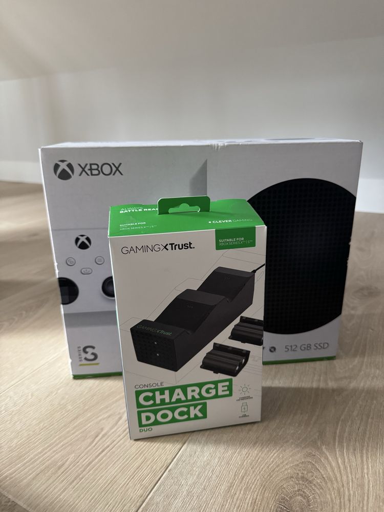 Xbox series S +pad + stacja do ladowania padów