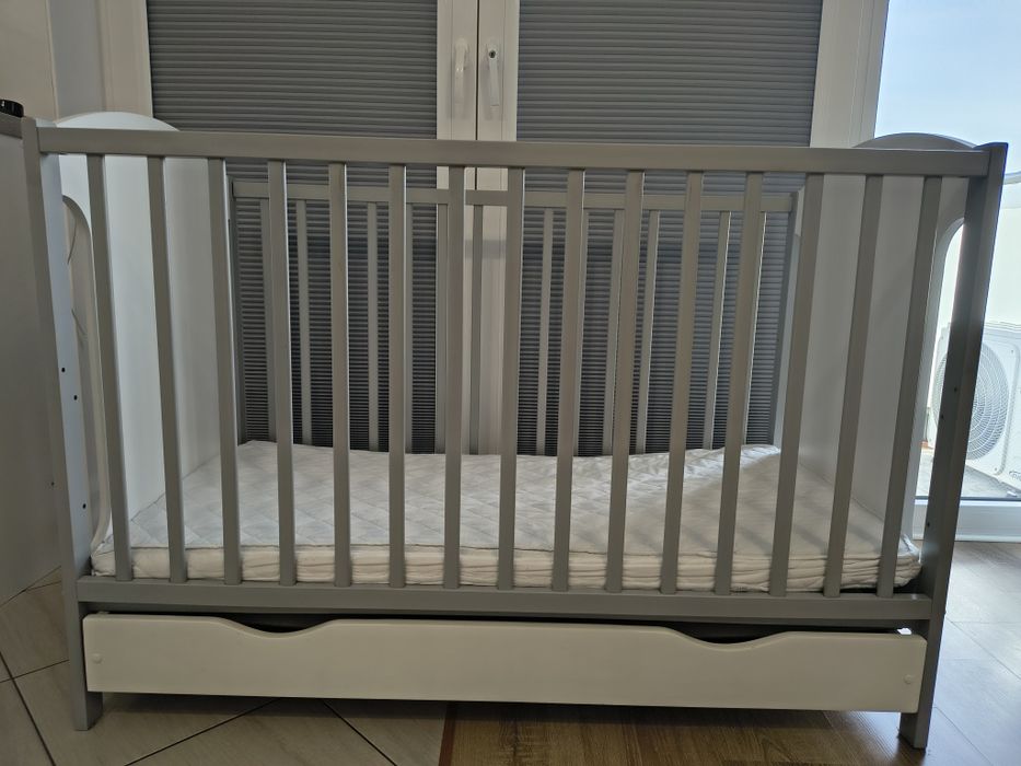 Łóżeczko niemowlęce z szufladą szaro-białe